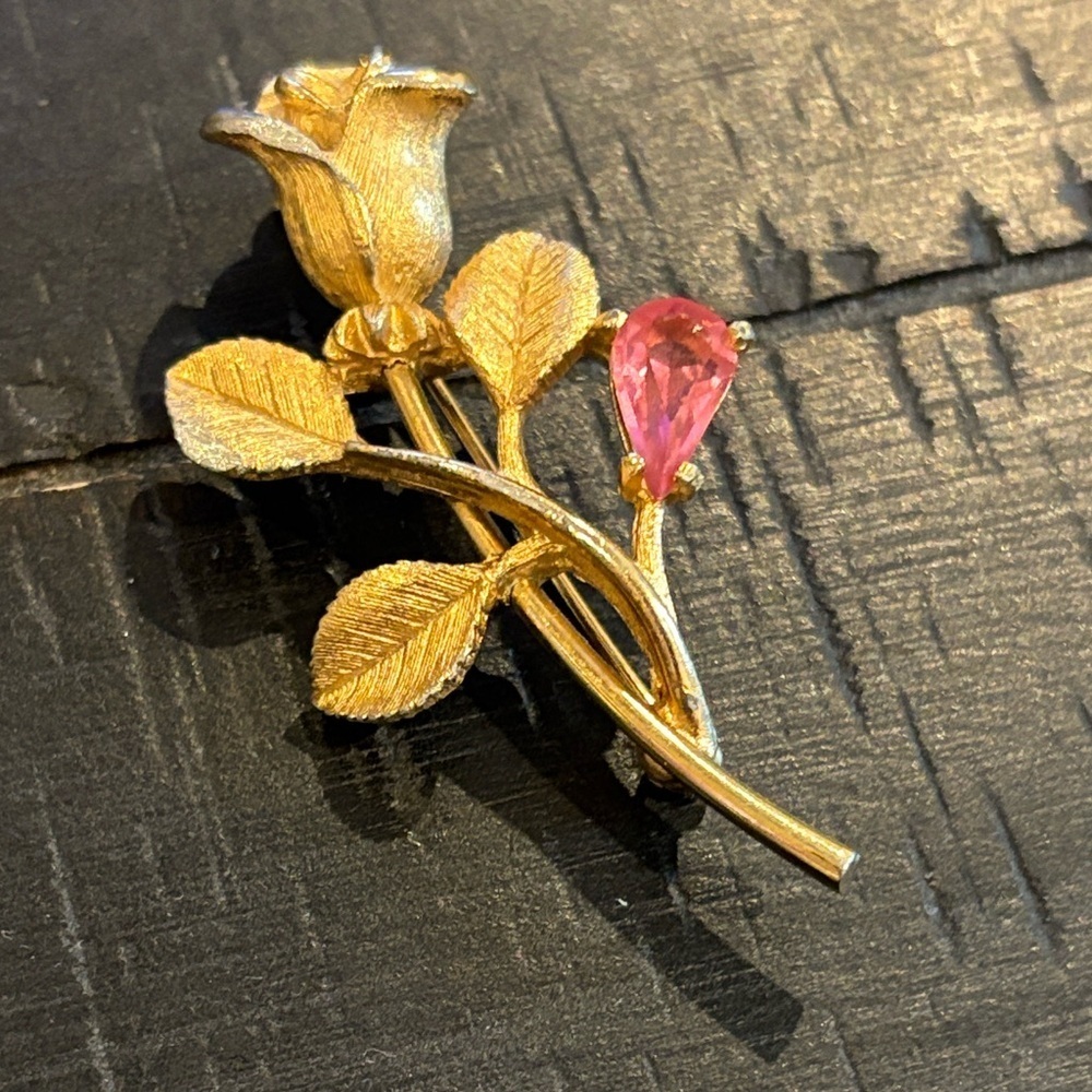 Avon Gold Rose Brooch with Pink Teardrop Accent Vintage